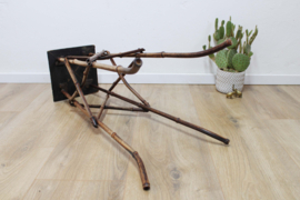 Boho vintage plantentafel. Hoog bamboe tafeltje.