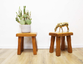 Set Wabi Sabi / Brutalist tafeltjes. 2 massief houten vintage krukjes.