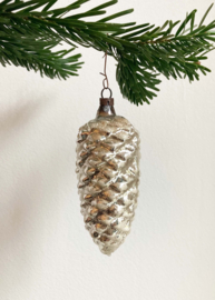 Glazen vintage kerstbal - dennenappel. Antiek zilveren kerstornament