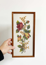 Vintage borduurwerk met rozen in lijst. Retro bloemen 'schilderijtje