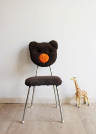 Vintage kinderstoeltje in de vorm van een beer. Retro stoel met bruin pluche