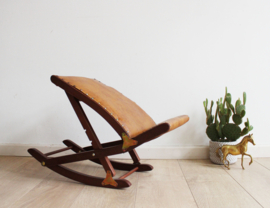 Vintage voetenbankje met cognac skai bekleding. Houten retro schommelbankje
