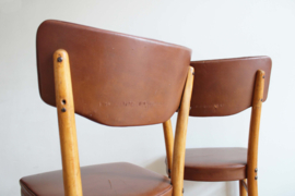Twee houten vintage stoelen. Set Mid Century eetkamerstoelen, gebruikssporen