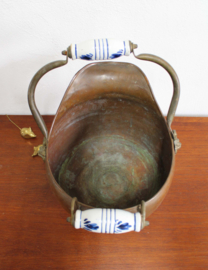 Antieke koperen kolenkit. Vintage bloempot / ketel met aardewerk handvat