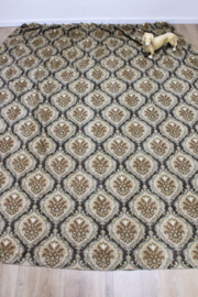 Twee vintage gordijnen met gebloemde barok print . Set lange retro overgordijnen