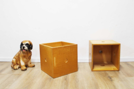 Twee houten vintage kubussen.  Set multifunctionele krukjes / kisten