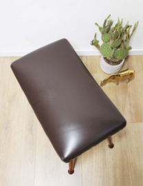 Vintage voetenbankje met bruin skai leer. Houten retro kruk/luiwammes