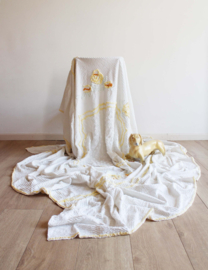 Grote vintage chenille sprei. Witte retro sierdeken met gele bloemen