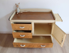 Vintage commode uit de jaren 60. Houten retro kast met uitschuif plankje