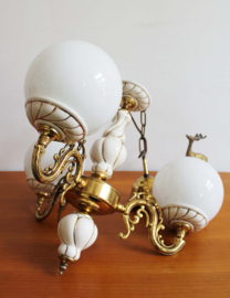 Goudkleurige vintage hanglamp met witte bollen. Romantische kroonluchter