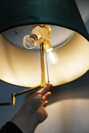 Goudkleurig vloerlamp met groene kap. Vintage lamp in Hollywood Regency stijl