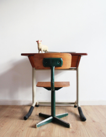 Houten vintage bureau met schoolstoel. Retro lessenaar met opklap blad.