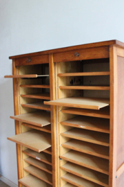 Grote antieke archiefkast met roldeuren. Houten vintage rolluikkast