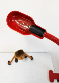 Rode vintage klemlamp. Retro design lamp in Hebi stijl.