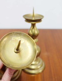 Set goudkleurige vintage kandelaars. Twee messing (?) kaarsen houders