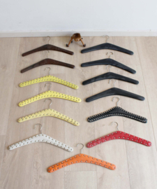 13 vintage kledinghangers van skai leer. Set retro kleerhangers o.a. met studs