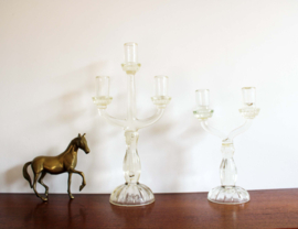 Glazen vintage kandelaars. Twee-armige kaarsenhouder van glas