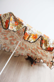 Grote vintage parasol met bloemen. Retro zonnescherm uit de jaren 70.
