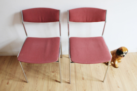 Set metalen retro stoeltjes met roze bekleding. Vintage eetkamerstoelen