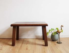 Houten robuuste vintage bijzettafel. Massieve brutalist plantentafel