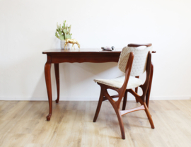 Vintage eettafel met uitschuifbaar blad. Sierlijke houten retro tafel.