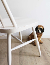 Set witte vintage spijlenstoelen met hoge rug. 2 houten retro keukenstoelen