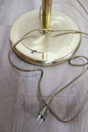 Goudkleurig vloerlamp met groene kap. Vintage lamp in Hollywood Regency stijl
