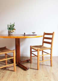 Houten vintage eettafel met rond blad. Mid Century retro design tafel.