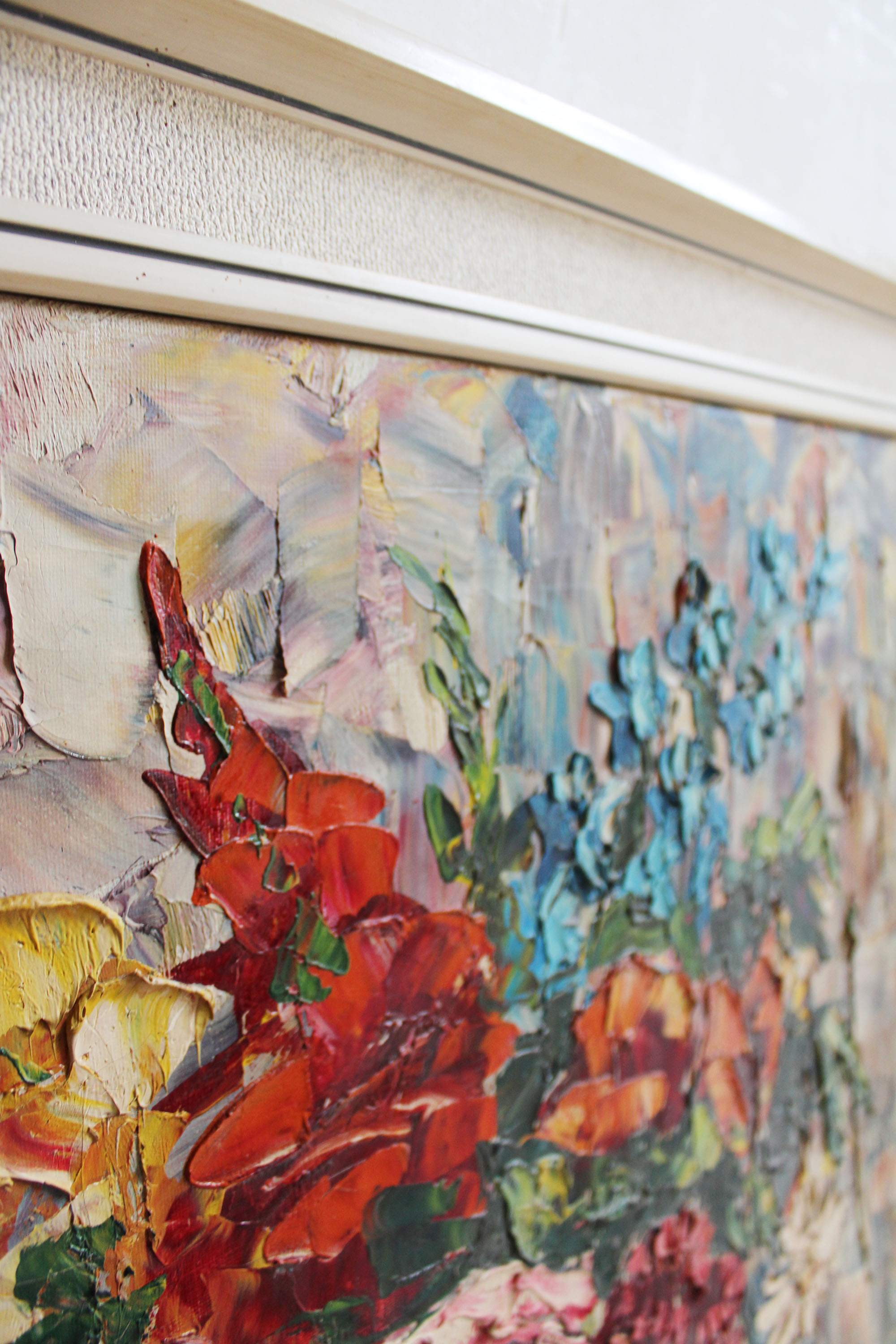 Groot bloemstilleven in houten lijst. Expressief kleurrijk schilderij