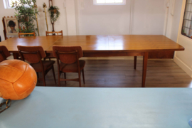 Enorm grote houten vintage eettafel. XXL uitschuifbare retro tafel.