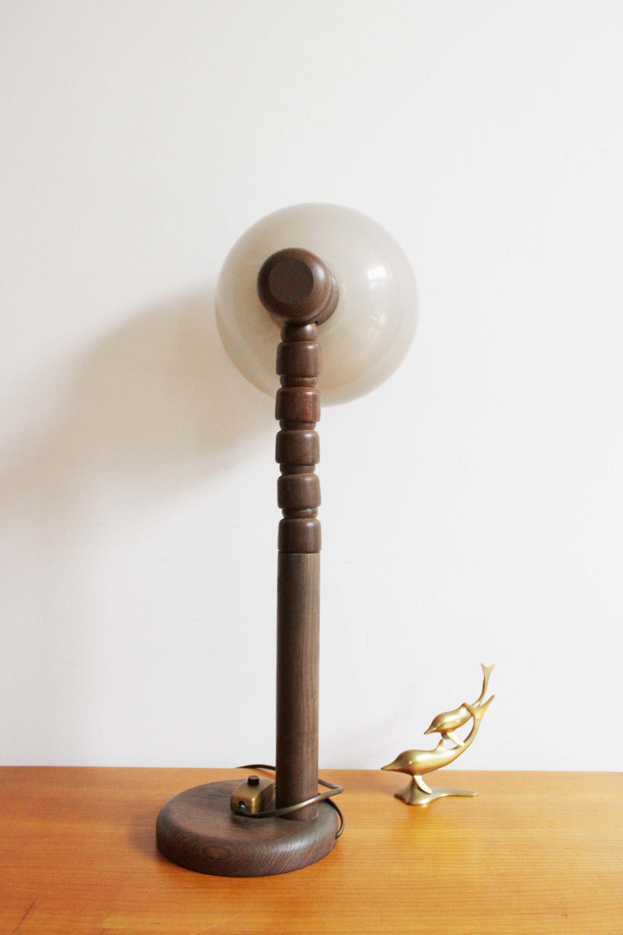 Houten vintage tafellamp met bruine kap. Retro design lamp - Steinhauer?