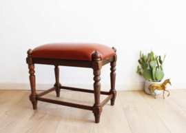 Eiken voetenbankje met skai leer. Houten vintage krukje / bankje
