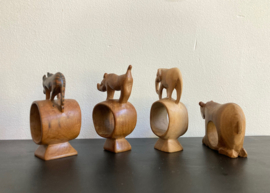 Set van 4 handgesneden servetringen met dieren. Houten vintage servethouders.