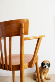 Set houten vintage cafe stoelen. Twee retro stoeltjes met armleuningen.
