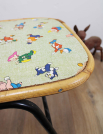 Vintage tafeltje op zwarte poten met Disney blad. Retro kindertafel, Rohe?