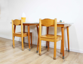 Set houten vintage lessenaars met 2 stoeltjes. Retro Schilte tafels met schoolstoelen