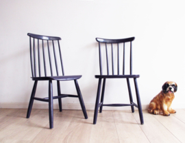 2 paarse vintage spijlenstoelen. Houten retro stoelen.