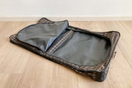 Vintage kledingtas met handvat en hanger. Retro reistas / kledinghoes