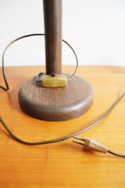 Houten vintage tafellamp met bruine kap. Retro design lamp - Steinhauer?