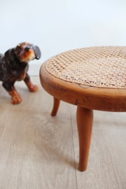 Vintage voetenbankje, nr. 1 Thonet? Antiek bankje van hout en webbing.