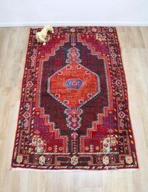 Authentiek handgemaakt Oosters vloerkleed. Kleurrijk vintage tapijt