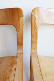 Set van 2 houten vintage design stoelen. Retro Brutalist stoel chair.