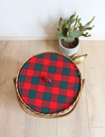 Rotan vintage naaimand op houten pootjes. Retro mand /doos/ kistje