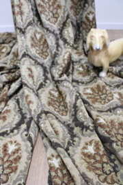 Twee vintage gordijnen met gebloemde barok print . Set lange retro overgordijnen