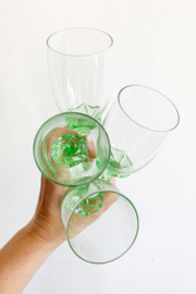 Set vintage wijnglazen op groene voet. 4 Franse (?) glazen.
