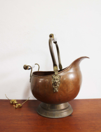 Antieke koperen kolenkit. Vintage bloempot / ketel met aardewerk handvat