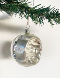 Zilveren deukbal met glitters. Glazen retro kerstbal.