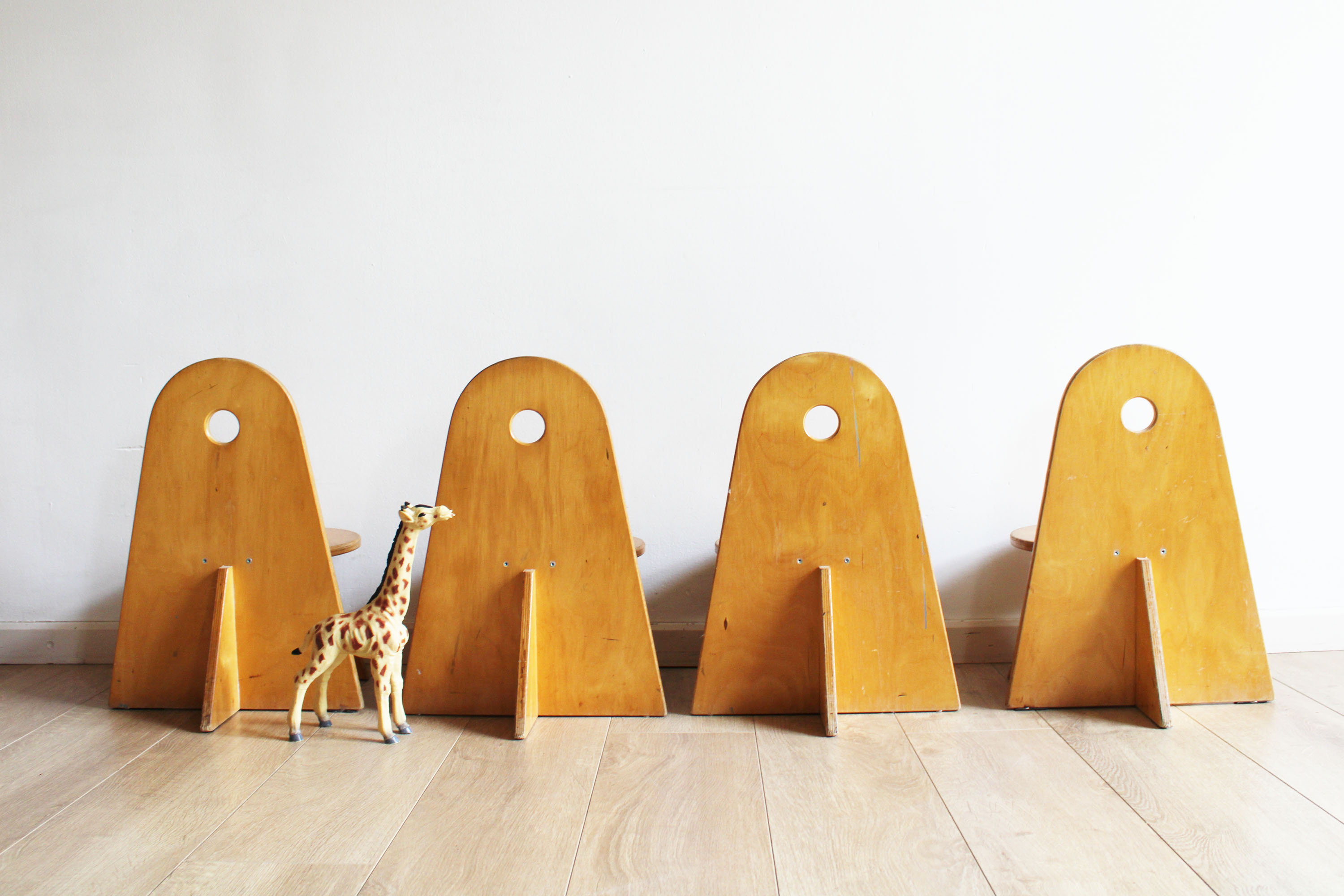 Houten vintage kindertafel met 4 stoeltjes. Retro schoolstoeltjes, Apollo stijl