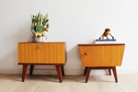 Houten vintage nachtkastje. Mid Century retro kast met klepdeur.