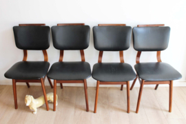 Set houten vintage stoelen met zwart skai-leer. Mid Century retro design
